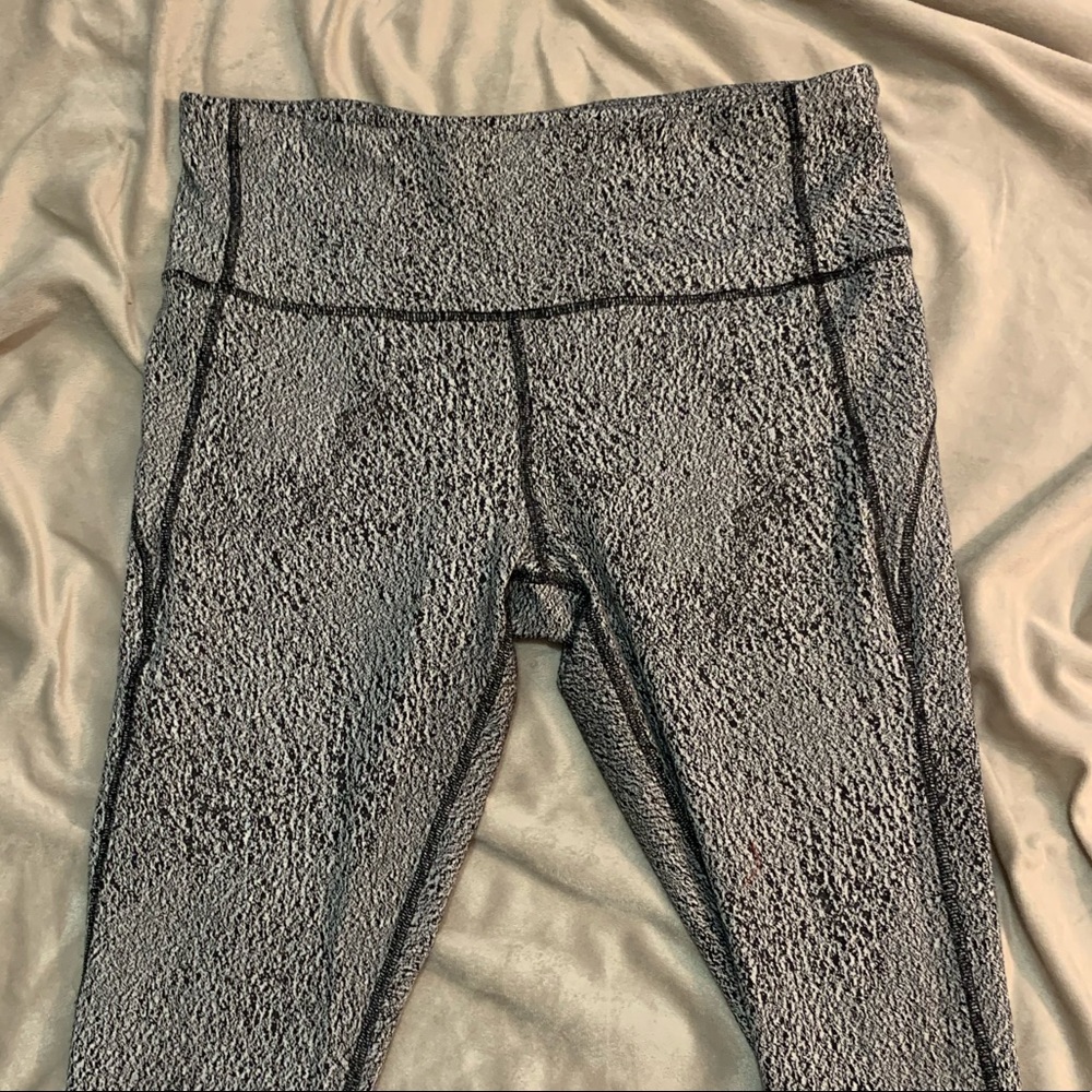 Black & While Lululemon leggings